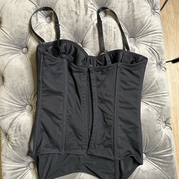 Elegant French Corset with neck strap by Chantal Thomas - Picture 6 of 7